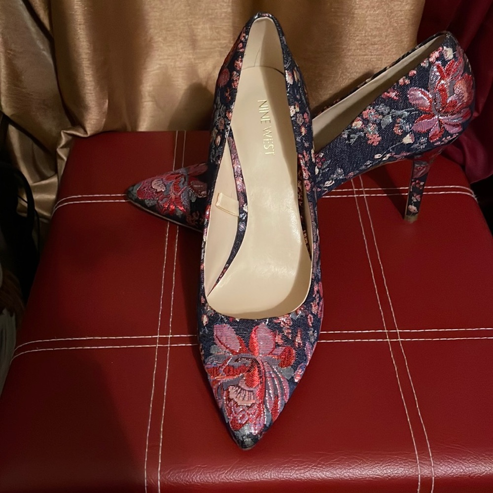 Red and blue print pumps